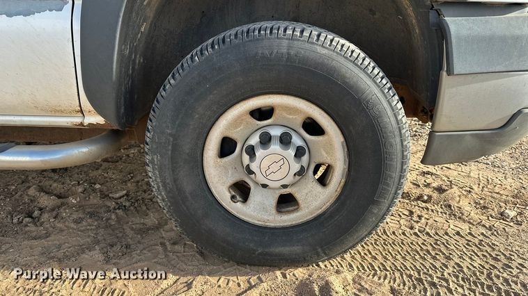 image for item DQ7718 2006 Chevrolet Silverado 2500HD Crew Cab flatbed pickup truck