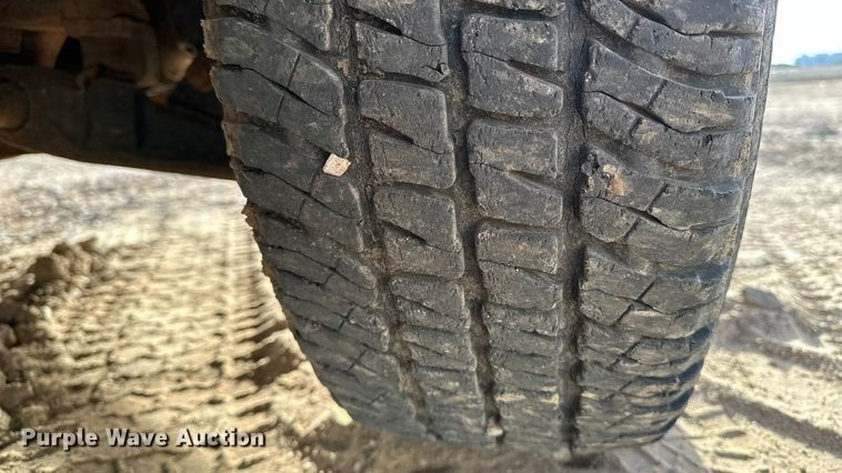 image for item DQ7718 2006 Chevrolet Silverado 2500HD Crew Cab flatbed pickup truck