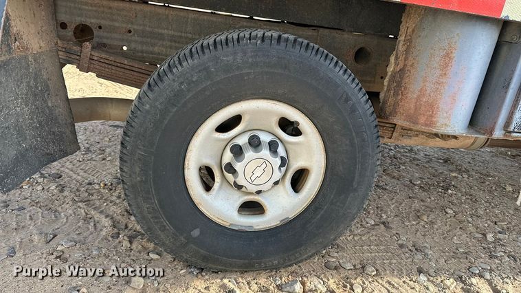 image for item DQ7718 2006 Chevrolet Silverado 2500HD Crew Cab flatbed pickup truck