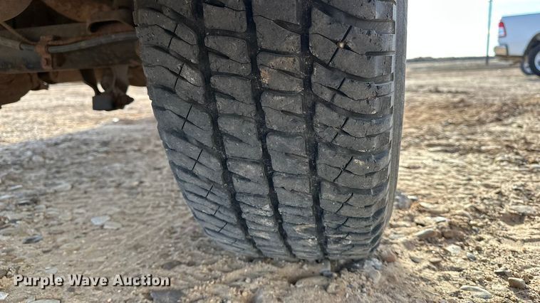 image for item DQ7718 2006 Chevrolet Silverado 2500HD Crew Cab flatbed pickup truck