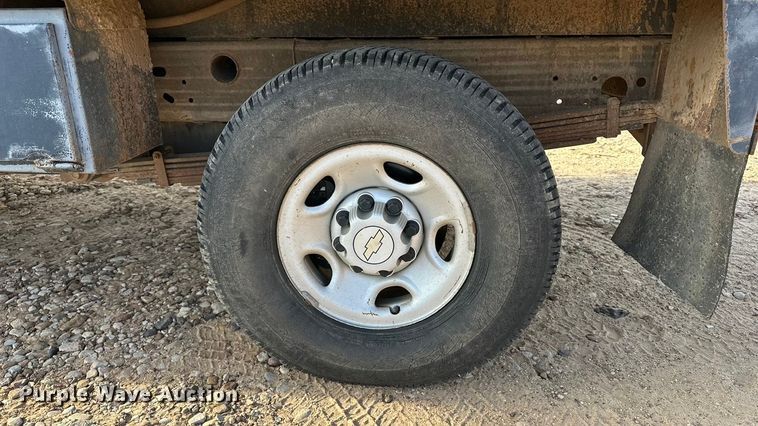 image for item DQ7718 2006 Chevrolet Silverado 2500HD Crew Cab flatbed pickup truck