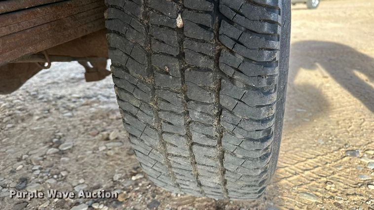 image for item DQ7718 2006 Chevrolet Silverado 2500HD Crew Cab flatbed pickup truck