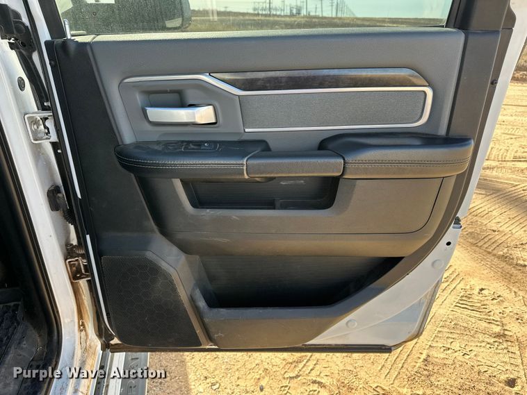 image for item DQ7722 2022 RAM 2500 Crew Cab pickup truck