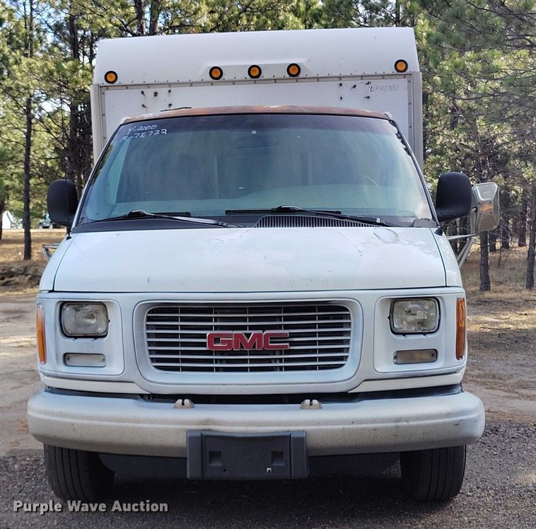 image for item DT0771 2000 GMC Savana 3500 box truck
