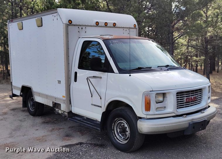image for item DT0771 2000 GMC Savana 3500 box truck