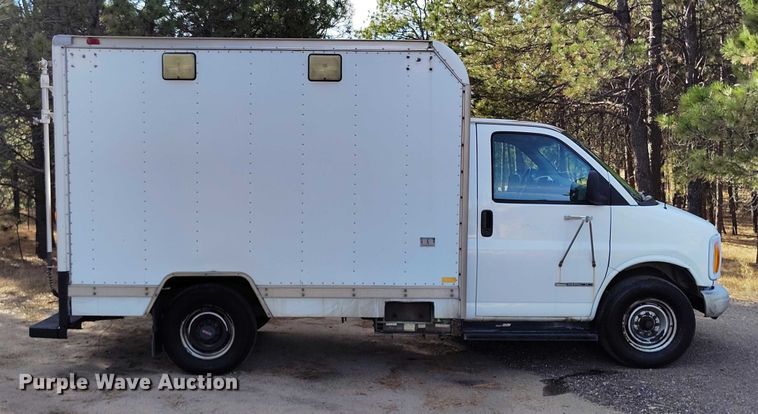 image for item DT0771 2000 GMC Savana 3500 box truck