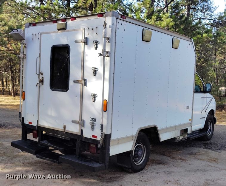 image for item DT0771 2000 GMC Savana 3500 box truck