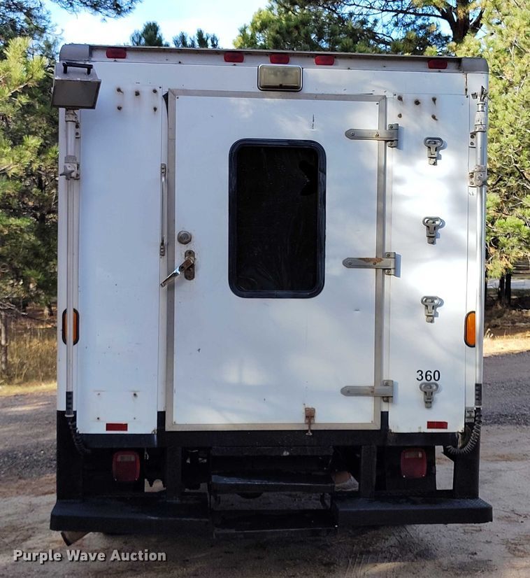 image for item DT0771 2000 GMC Savana 3500 box truck