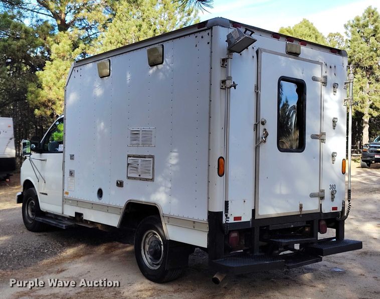 image for item DT0771 2000 GMC Savana 3500 box truck