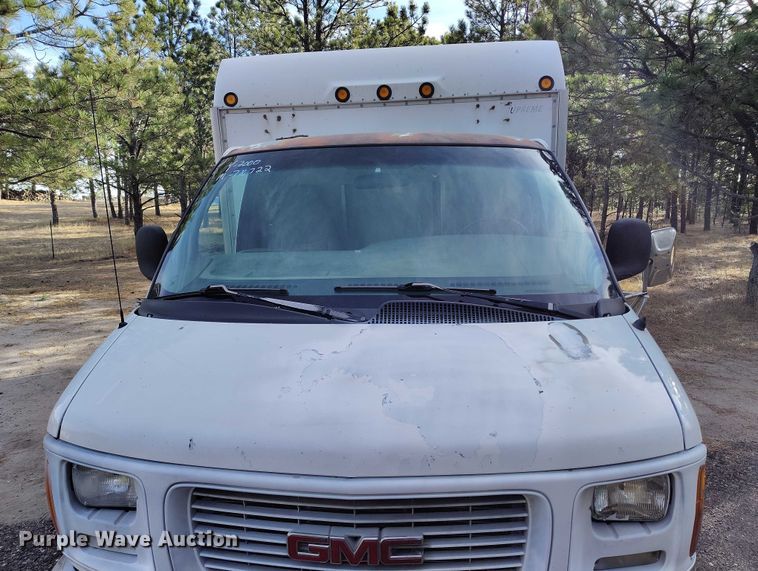 image for item DT0771 2000 GMC Savana 3500 box truck