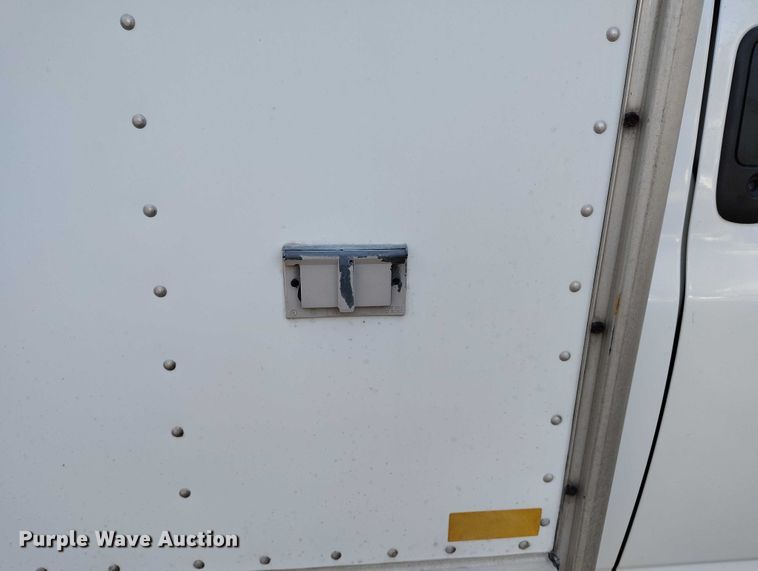 image for item DT0771 2000 GMC Savana 3500 box truck