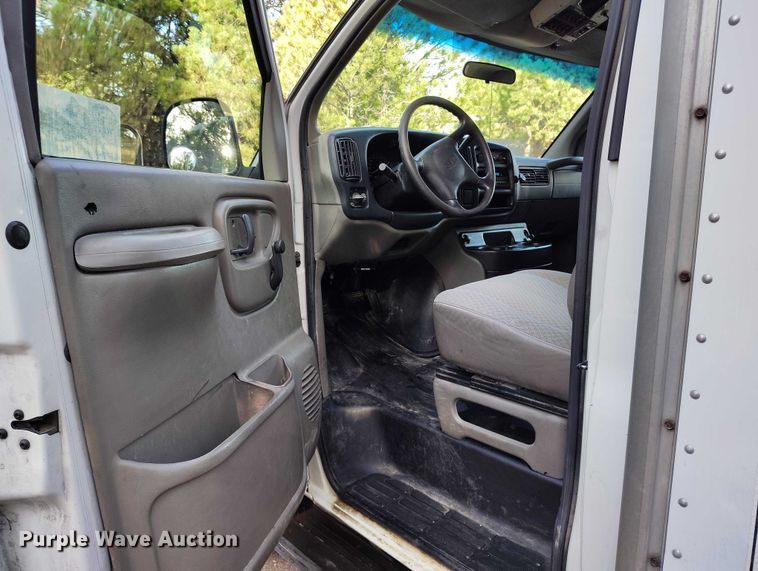 image for item DT0771 2000 GMC Savana 3500 box truck