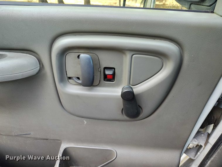 image for item DT0771 2000 GMC Savana 3500 box truck