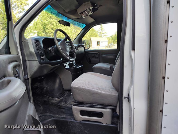 image for item DT0771 2000 GMC Savana 3500 box truck