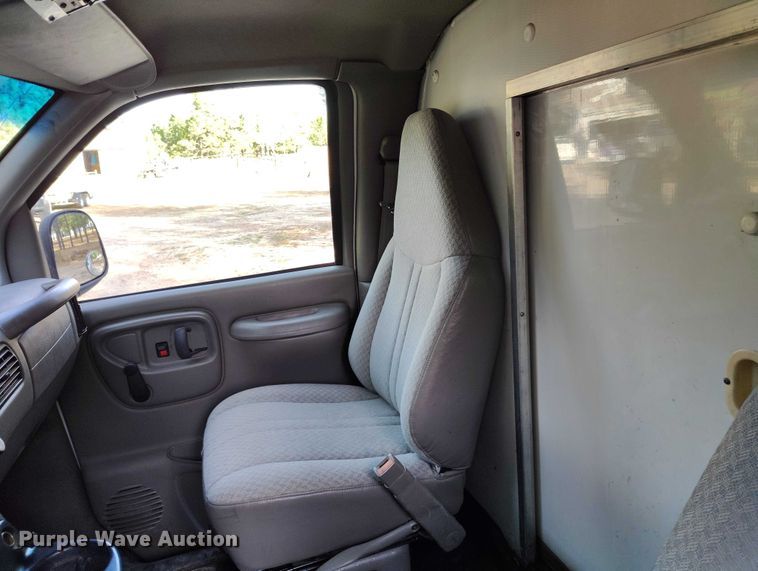 image for item DT0771 2000 GMC Savana 3500 box truck