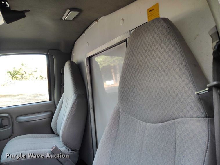 image for item DT0771 2000 GMC Savana 3500 box truck