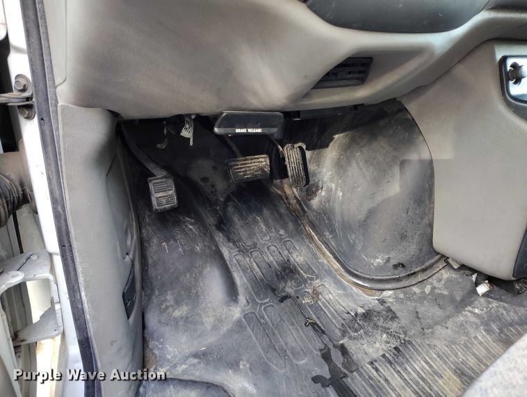 image for item DT0771 2000 GMC Savana 3500 box truck