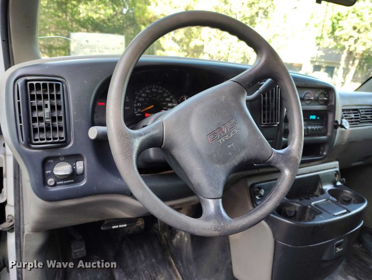 image for item DT0771 2000 GMC Savana 3500 box truck