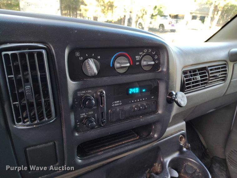 image for item DT0771 2000 GMC Savana 3500 box truck