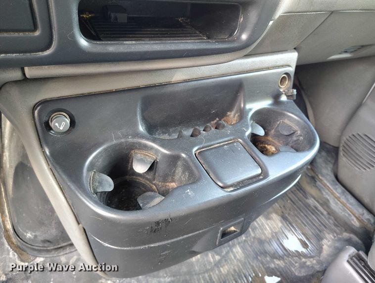 image for item DT0771 2000 GMC Savana 3500 box truck