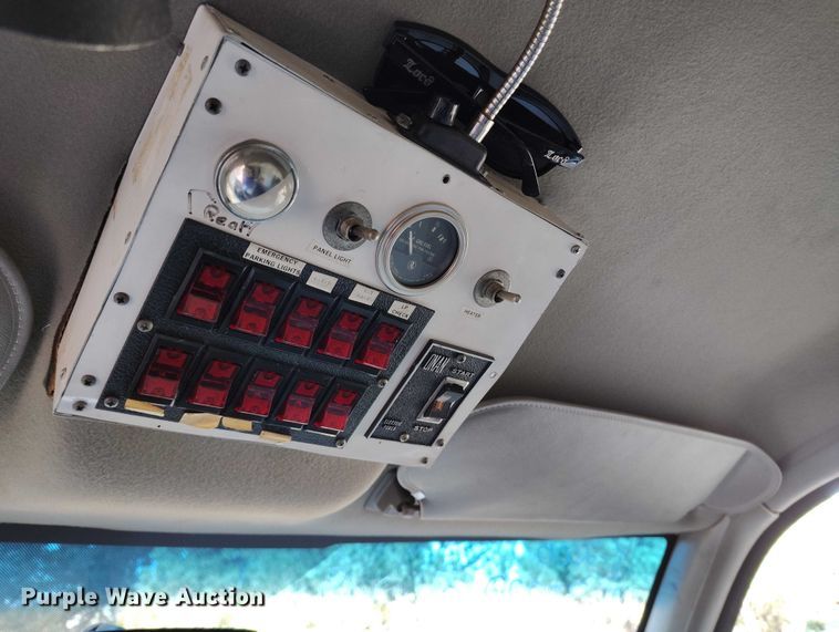 image for item DT0771 2000 GMC Savana 3500 box truck