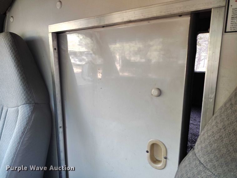 image for item DT0771 2000 GMC Savana 3500 box truck