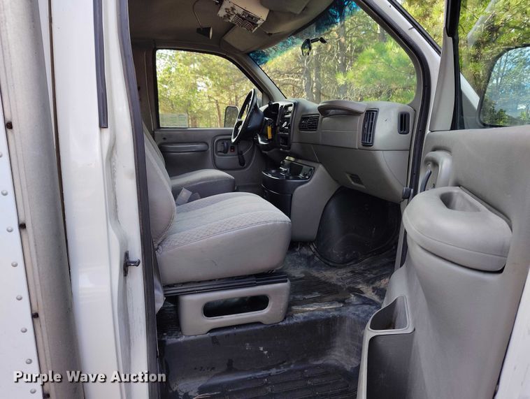 image for item DT0771 2000 GMC Savana 3500 box truck