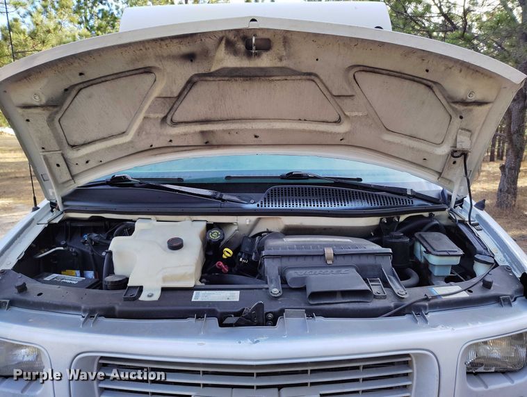 image for item DT0771 2000 GMC Savana 3500 box truck