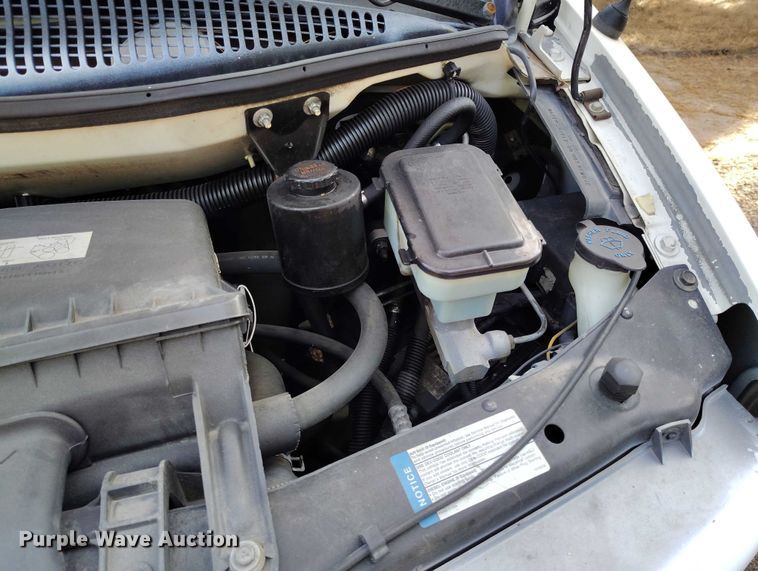 image for item DT0771 2000 GMC Savana 3500 box truck