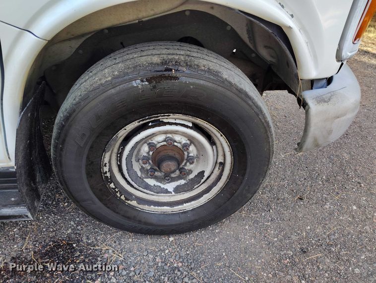 image for item DT0771 2000 GMC Savana 3500 box truck