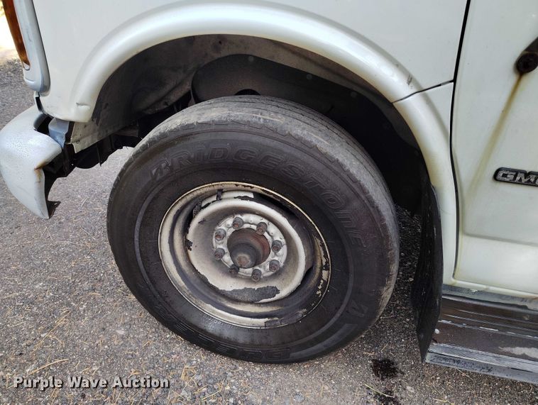 image for item DT0771 2000 GMC Savana 3500 box truck