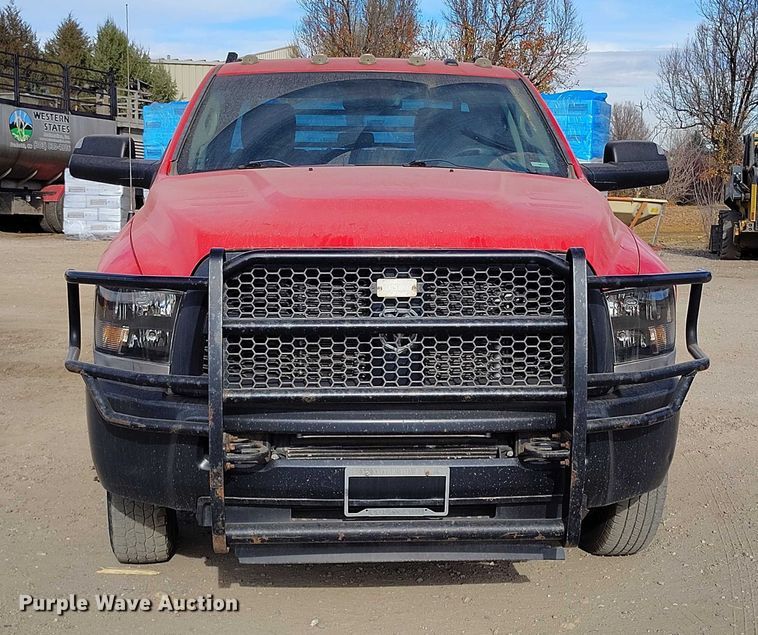 image for item DT0772 2014 RAM 3500 Crew Cab flatbed pickup truck