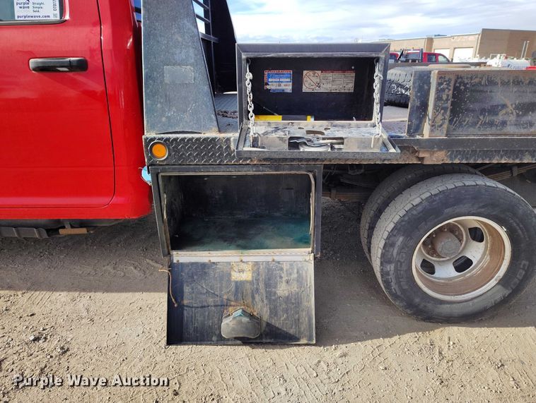 image for item DT0772 2014 RAM 3500 Crew Cab flatbed pickup truck