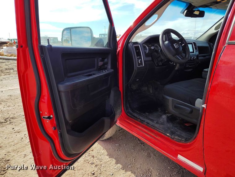 image for item DT0772 2014 RAM 3500 Crew Cab flatbed pickup truck