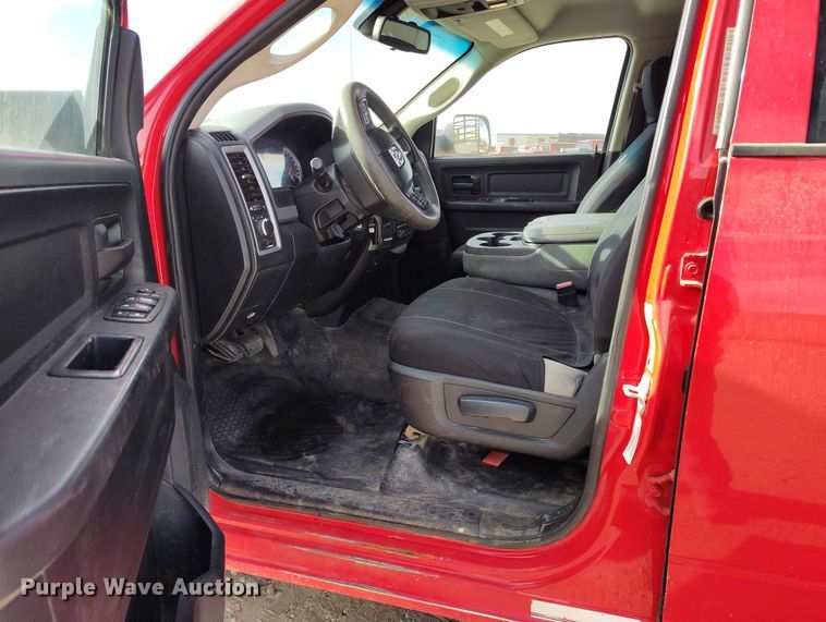 image for item DT0772 2014 RAM 3500 Crew Cab flatbed pickup truck