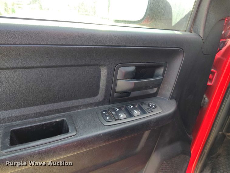 image for item DT0772 2014 RAM 3500 Crew Cab flatbed pickup truck