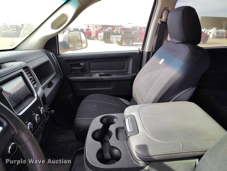 image for item DT0772 2014 RAM 3500 Crew Cab flatbed pickup truck