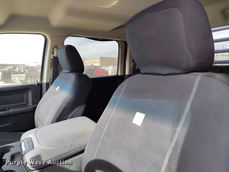 image for item DT0772 2014 RAM 3500 Crew Cab flatbed pickup truck