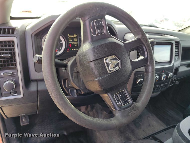 image for item DT0772 2014 RAM 3500 Crew Cab flatbed pickup truck