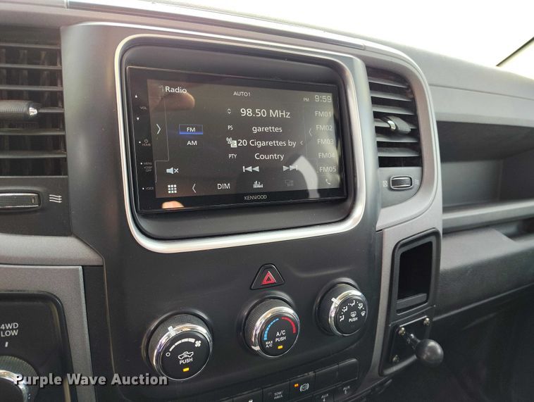 image for item DT0772 2014 RAM 3500 Crew Cab flatbed pickup truck