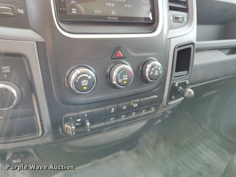 image for item DT0772 2014 RAM 3500 Crew Cab flatbed pickup truck