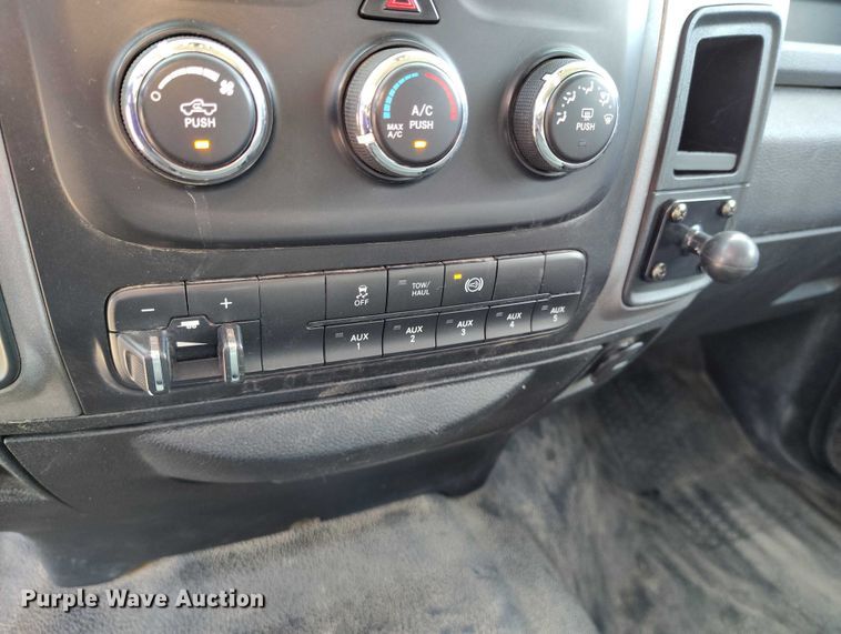 image for item DT0772 2014 RAM 3500 Crew Cab flatbed pickup truck