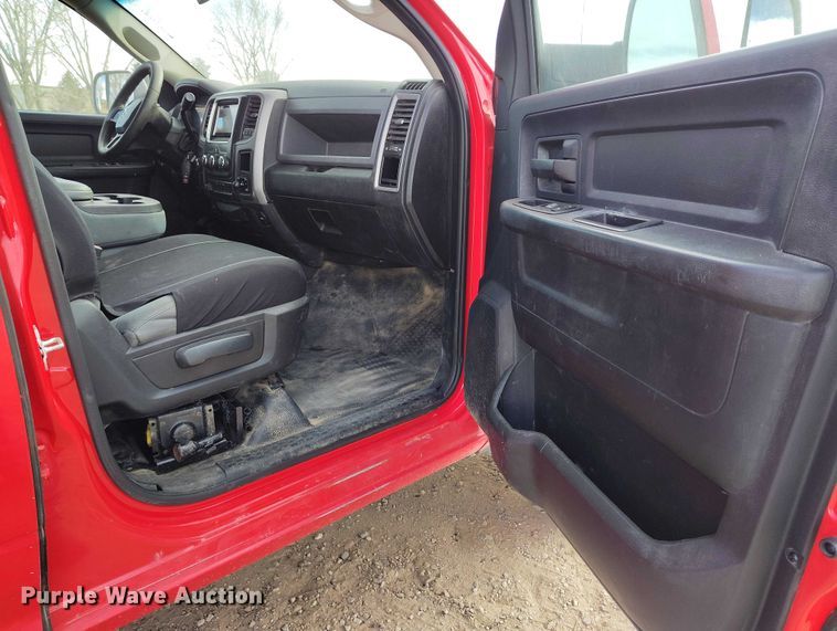 image for item DT0772 2014 RAM 3500 Crew Cab flatbed pickup truck