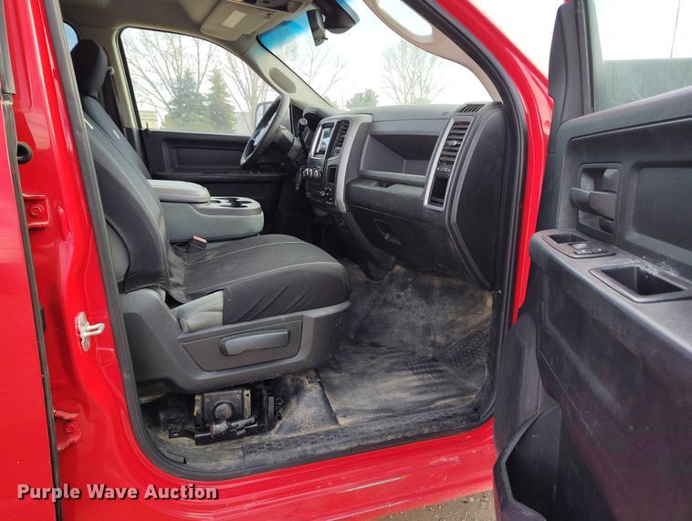 image for item DT0772 2014 RAM 3500 Crew Cab flatbed pickup truck