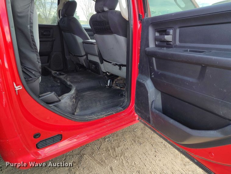 image for item DT0772 2014 RAM 3500 Crew Cab flatbed pickup truck