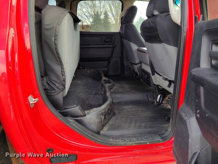 image for item DT0772 2014 RAM 3500 Crew Cab flatbed pickup truck