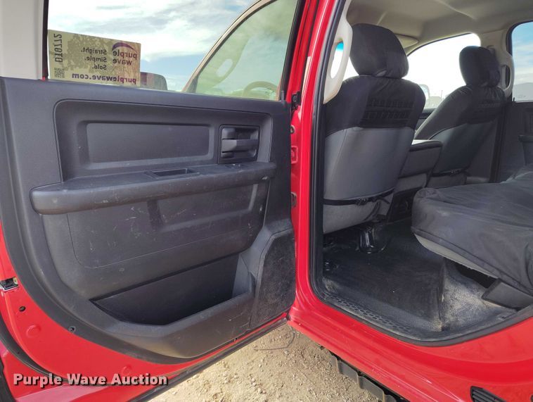 image for item DT0772 2014 RAM 3500 Crew Cab flatbed pickup truck