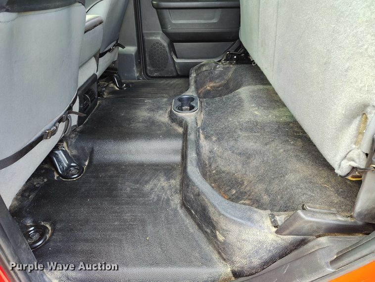 image for item DT0772 2014 RAM 3500 Crew Cab flatbed pickup truck