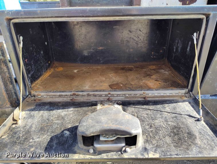 image for item DT0773 2016 RAM 3500 Crew Cab flatbed pickup truck