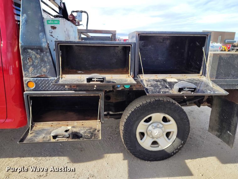 image for item DT0773 2016 RAM 3500 Crew Cab flatbed pickup truck